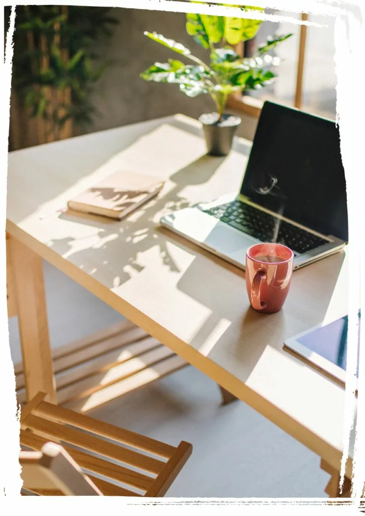 Ein Schreibtisch im Sonnenlicht